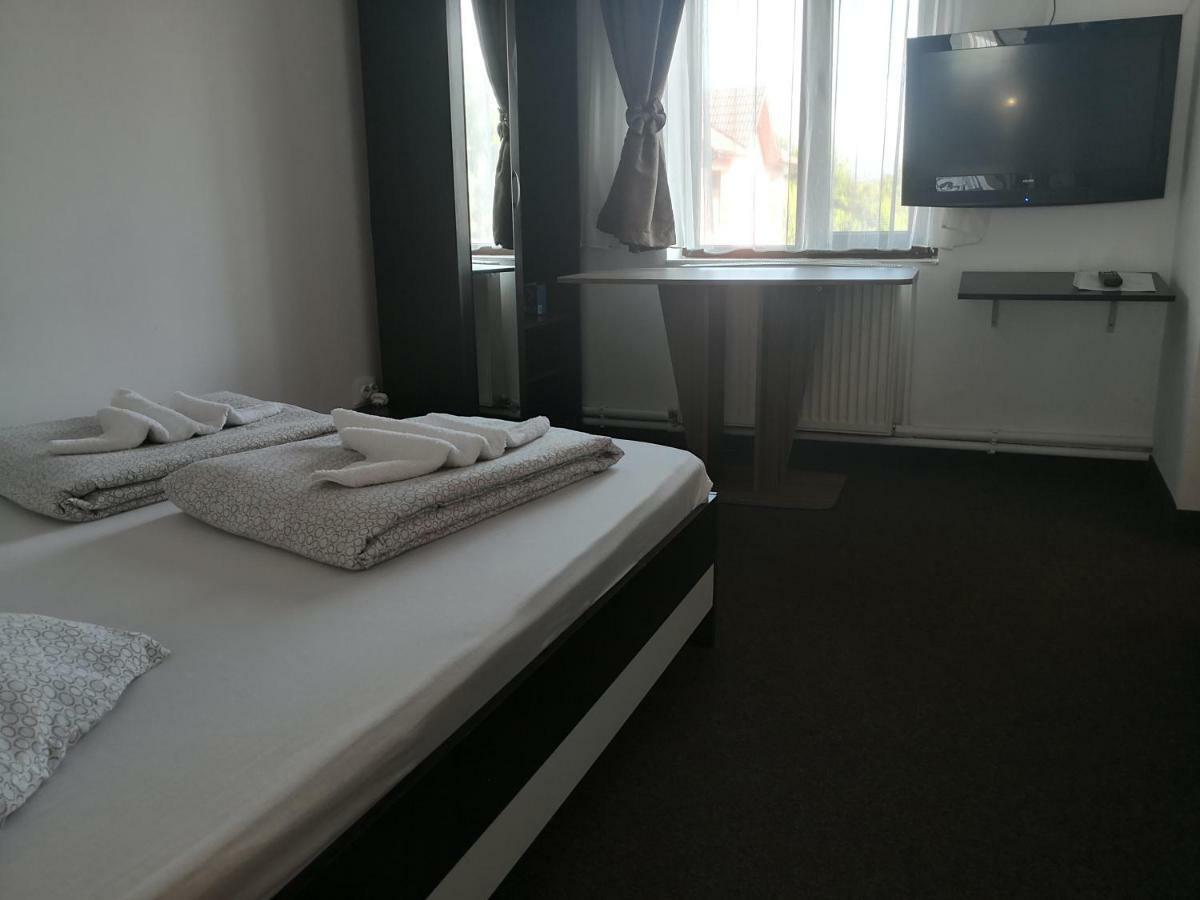 Pensiunea Platinum Târgu Jiu Extérieur photo